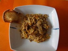 Fideuá de ibéricos y setas.